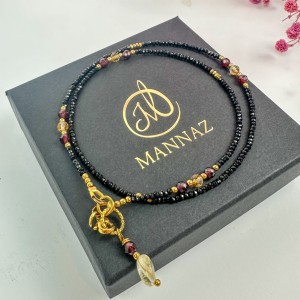 Naszyjnik z czarnego turmalinu i granatu.