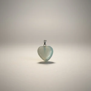 Zawieszka serce opalit – delikatna biżuteria i talizman spokoju