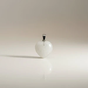 Zawieszka serce z kamienia księżycowego – talizman intuicji i kobiecej energii