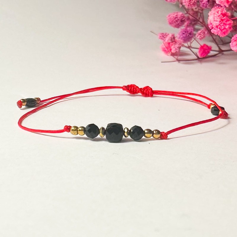 bransoletka na czerwonym sznurku