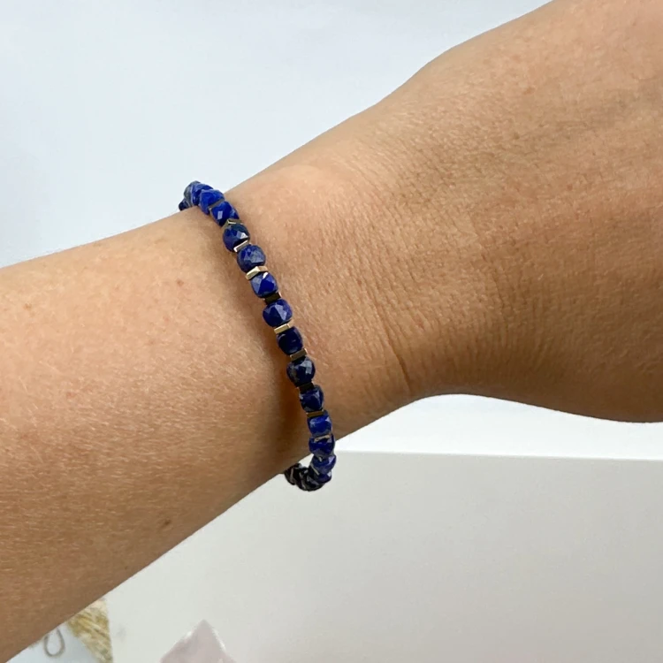 bransoletka na gumce z lapis lazuli